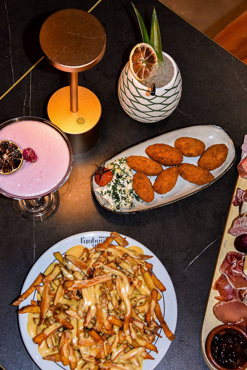 Restaurant tapas avec planches à partager comprenant charcuteries, fromages et autres gourmandises parfaites pour accompagner vos soirées festives en toute simplicité Aix-en-Provence centre Cours Sextius