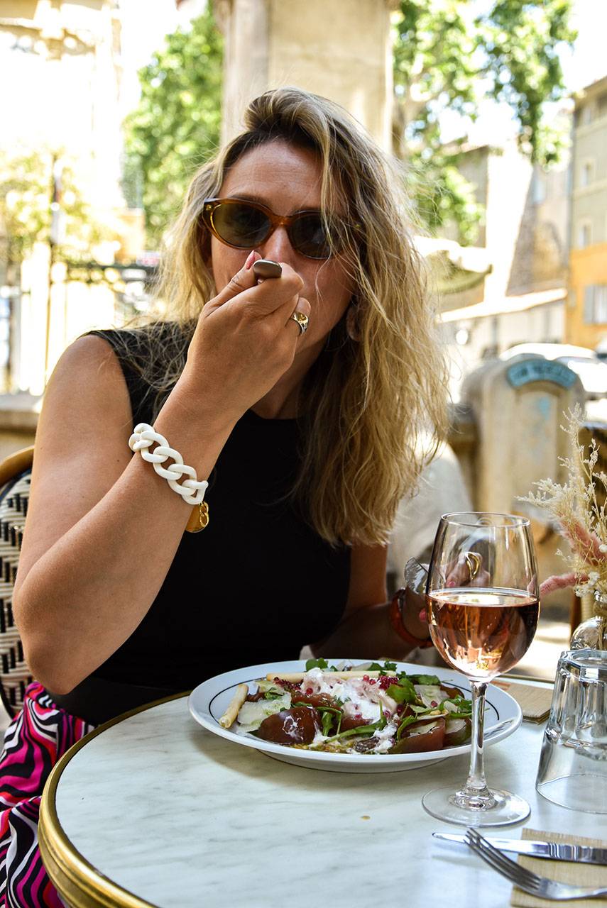 Dîner festif dans notre restaurant avec DJ pour une soirée rythmée, tapas savoureux et cocktails maison dans un cadre chic et convivial Aix-en-Provence place des quarts d'heure