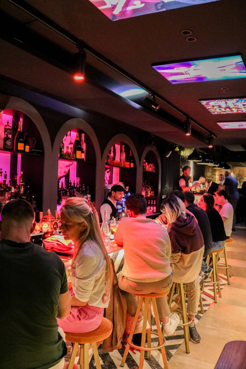 Restaurant avec soirées DJ sets chaque jeudi vendredi et samedi pour dîner festif, cocktails savoureux et une ambiance animée jusqu’à tard au cœur de la ville Aix-en-Provence les allées provençales