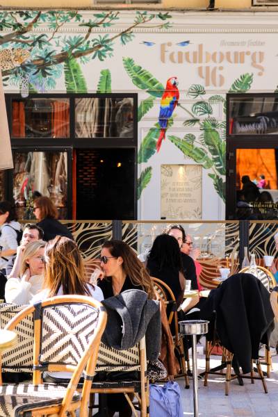 Restaurant Faubourg 46 ouvert tous les jours de 9h à 2h du matin et en service continu de 12h à 23h30